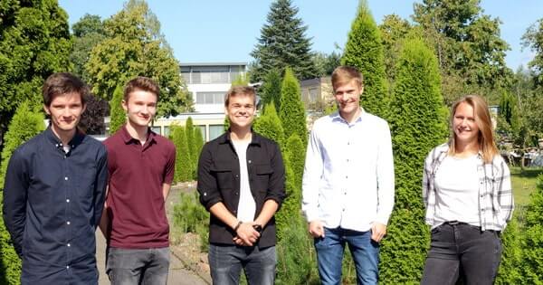 IT-Ausbildung in Paderborn. Das Bild zeigt (v.l.n.r.): Marcel Eichler, Adrian Brechtken, Phillip Landro, Jonas Menne, und, Laura Korsmeier